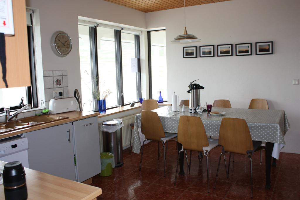 Guesthouse Gimbur Reykjarholl Exteriör bild